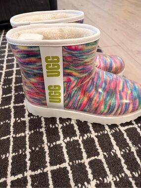 UGG short Rainbow Shearling Boot - Multi-Color
